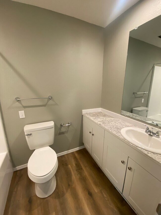 Building Photo - Newly remodeled 3 bedroom 2 bath home with...