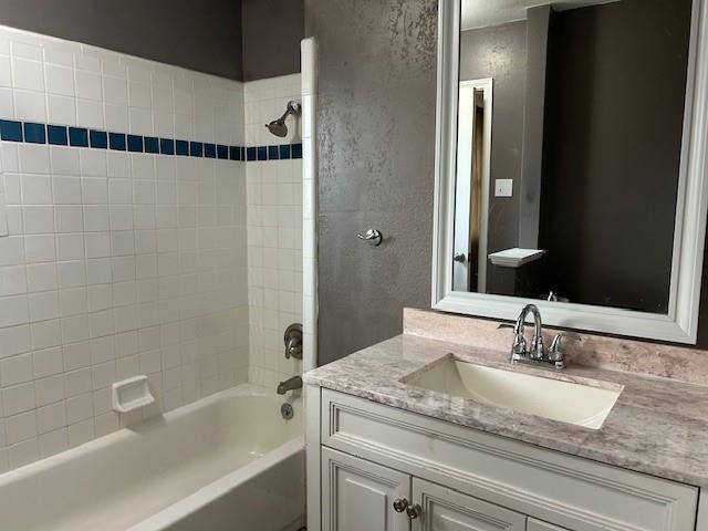 Building Photo - 1013 Red Oak St