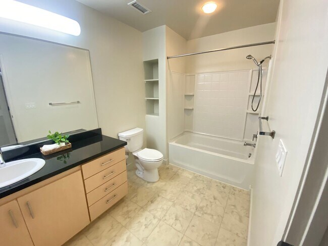 Building Photo - Advent - Gorgeous & Bright Contemporary Style Condo W/ Parking & Laundry!