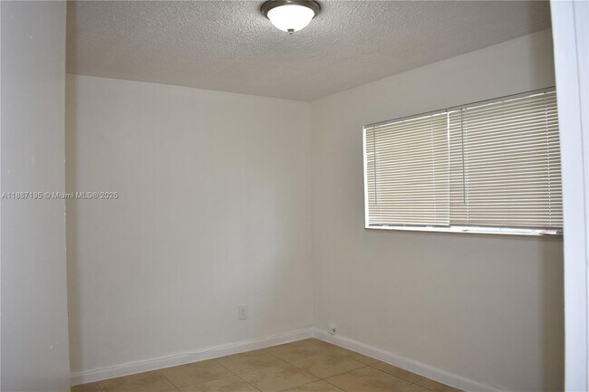 Building Photo - 932 Moffett St
