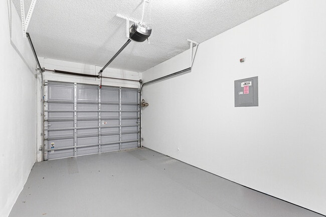Building Photo - 5530 Coach House Cir