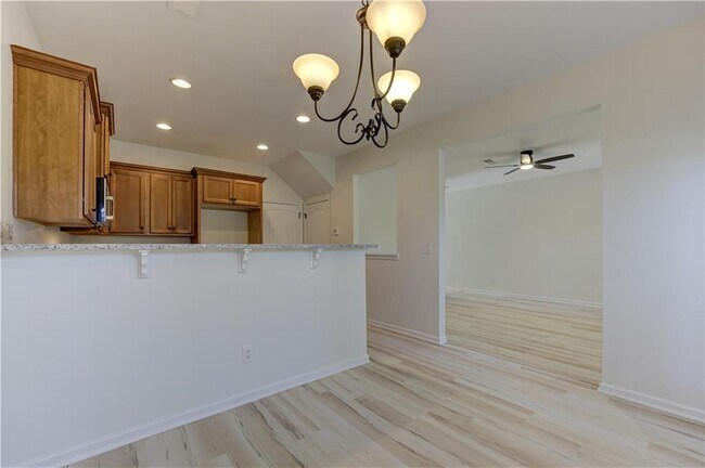 Building Photo - 605 Summit Pt