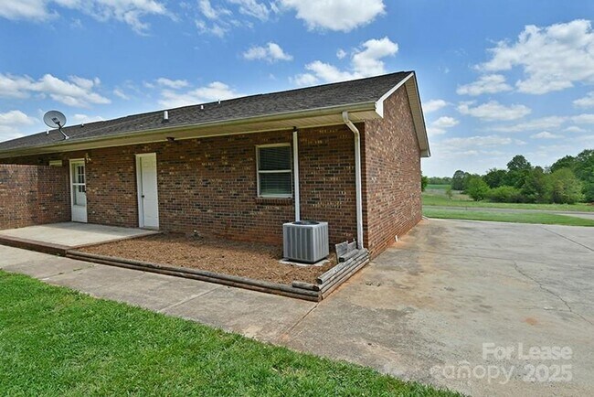 Building Photo - 150 Glen Gar Drive Professionally Managed ...