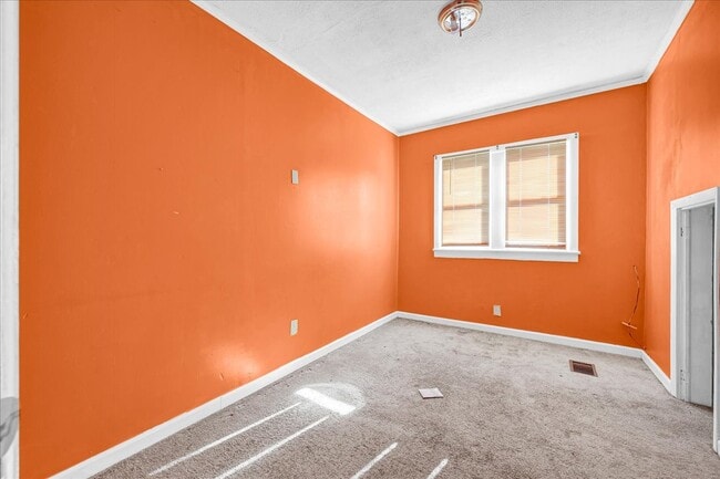 Building Photo - 102 N Cedar Ave