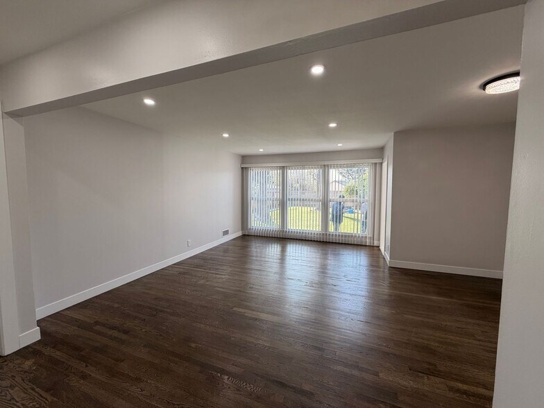 Building Photo - Stylish Fully Renovated 3-Bedroom Home with a Large Backyard