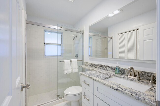 Building Photo - 11335 12 Oaks Way