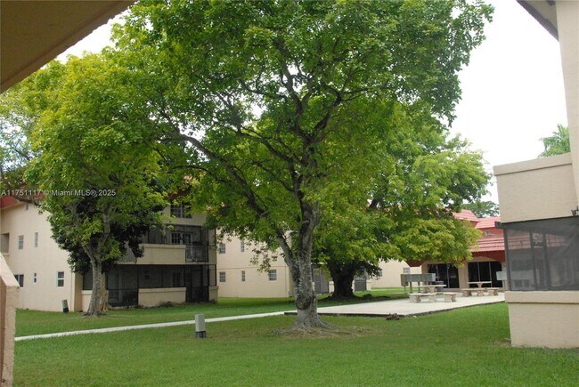 Building Photo - 10907 N Kendall Dr