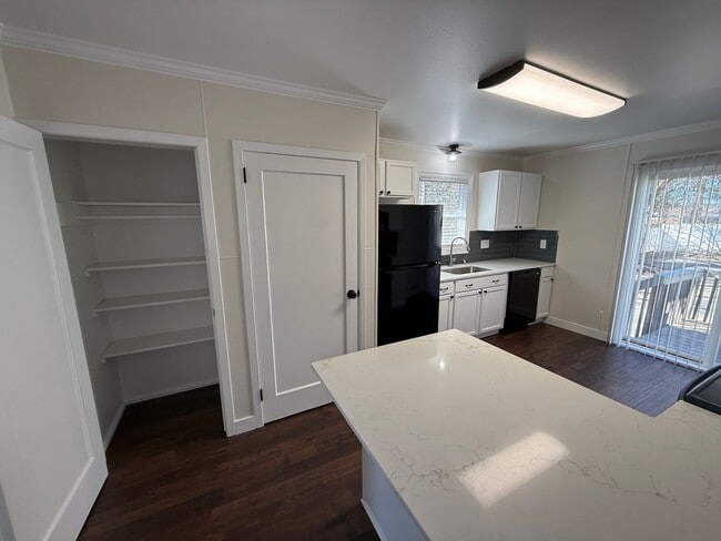 Building Photo - Newly Renovated 3 Bed, 1 Bath House w/ Bonus Room!