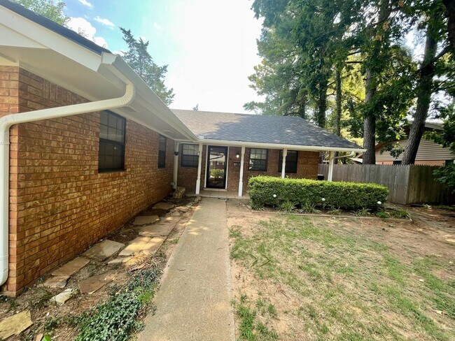 Building Photo - REMODELED HOME ON A QUIET STREET JUST ONE MILE WEST OF OU CAMPUS!