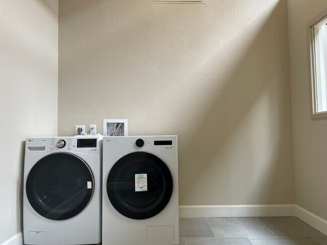 Building Photo - 41 E Main St