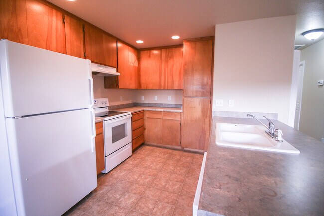 Building Photo - Clean and Updated 2 Bed, 2 Bath Upstairs Apartment in East Medford