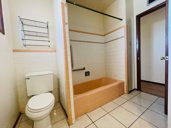 Building Photo - Westside 3 Bedroom 1.75 Bath