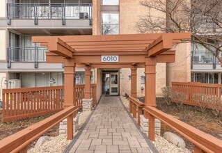 Building Photo - 6010 Oakwood Dr