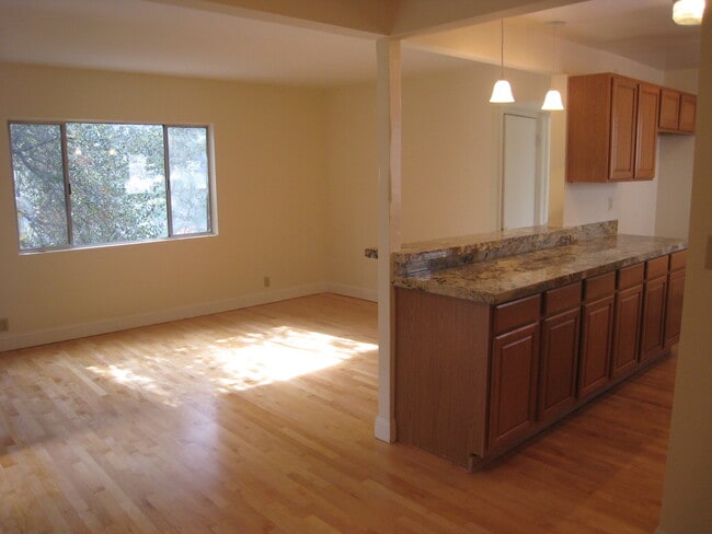 Building Photo - 1811 Verdugo Knolls Dr