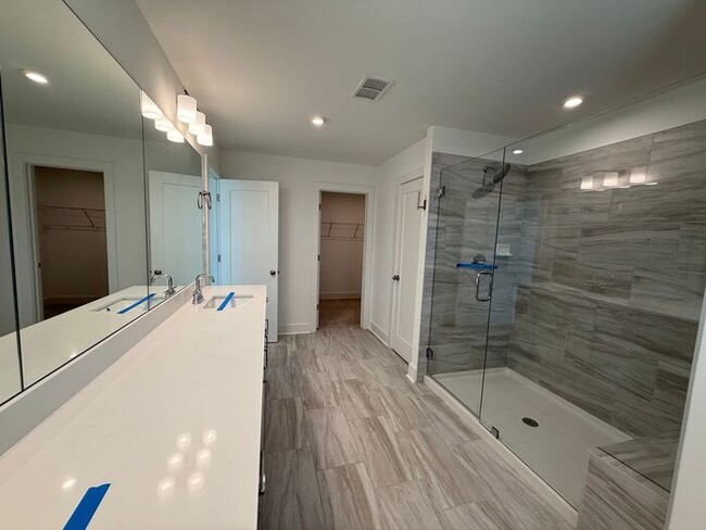 Building Photo - 3BR/3.5BA 3-Story Townhome w/ Quartz + W/D in Decatur