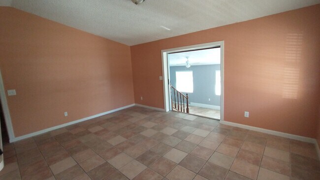 Living - 505 Devonshire St