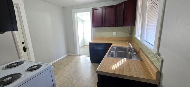 Building Photo - 915 High St