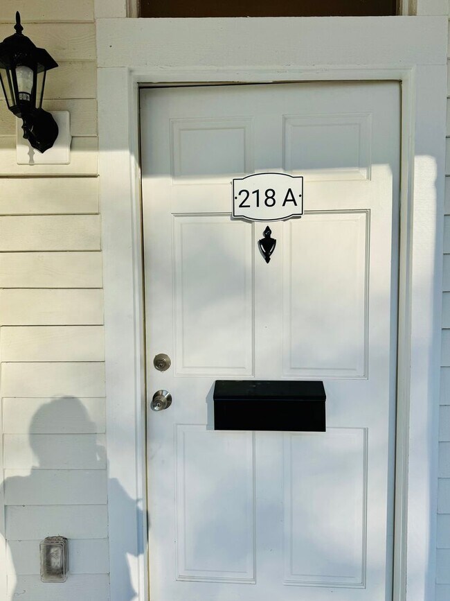 Building Photo - 218 College St