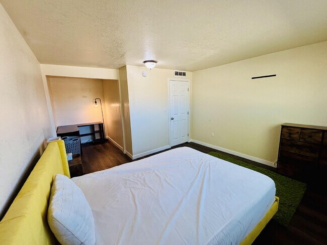 Building Photo - 4 bedrooms, 2 kitchens, 2.5 bathrooms, lau...