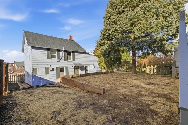 Building Photo - 305 W Broadway