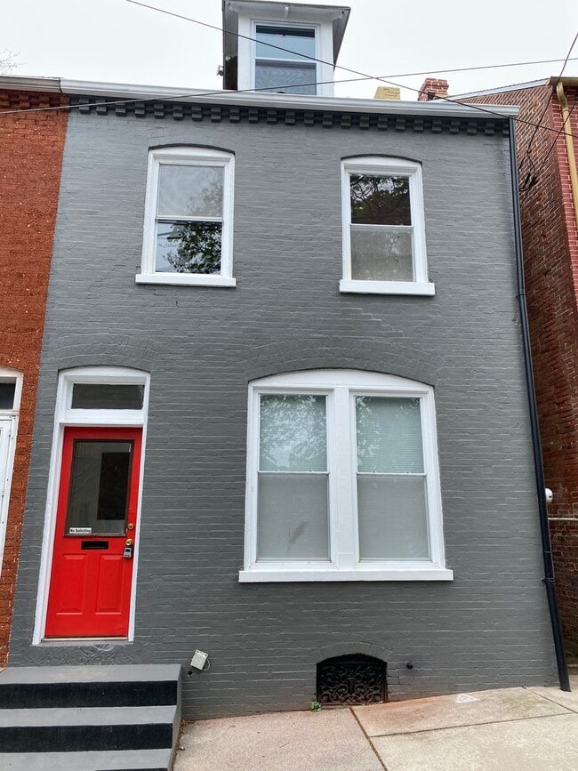 Building Photo - Spacious 3-Bedroom 2 Bath Home with Modern Comforts