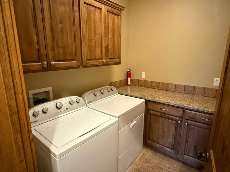 Building Photo - 715 Moraine Ct