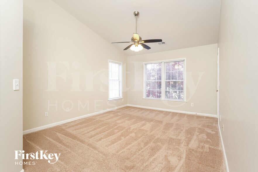 Building Photo - 3121 Southhampton Dr