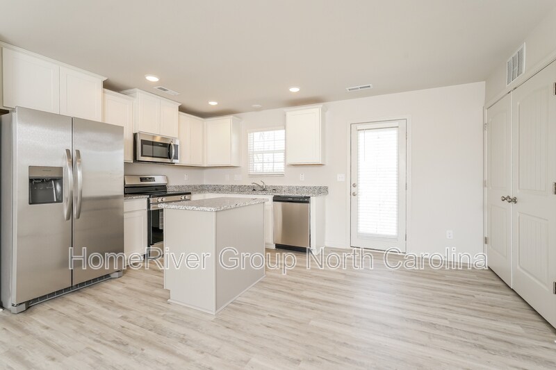 Building Photo - 2803 Carrollwood Dr