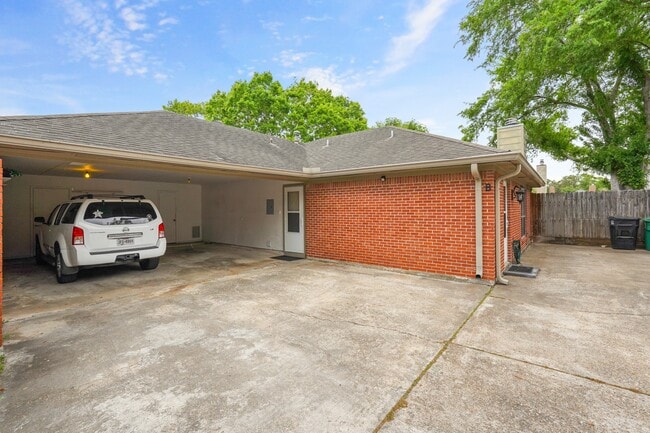 Building Photo - 10834 Lynbrook Dr