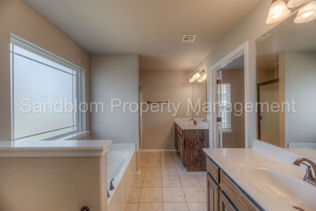 Building Photo - FOR LEASE | Jenks | 4 Bed, 2.5 Bath | $184...