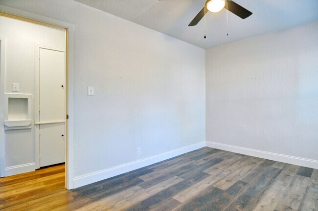 Building Photo - 3 bed 2 bath