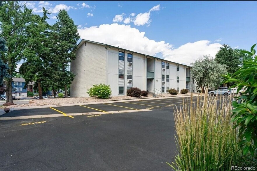 Building Photo - 2120 S Vaughn Way
