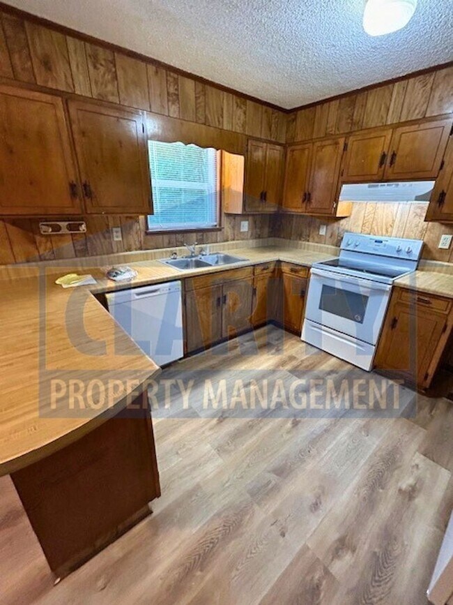 Building Photo - Spacious three bedroom home