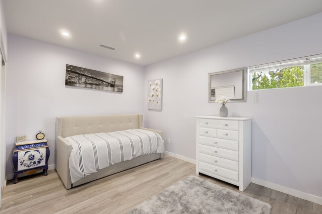 Building Photo - Charming Studio Garage Conversion Private Entrance!! UTILITIES INCLUDED!