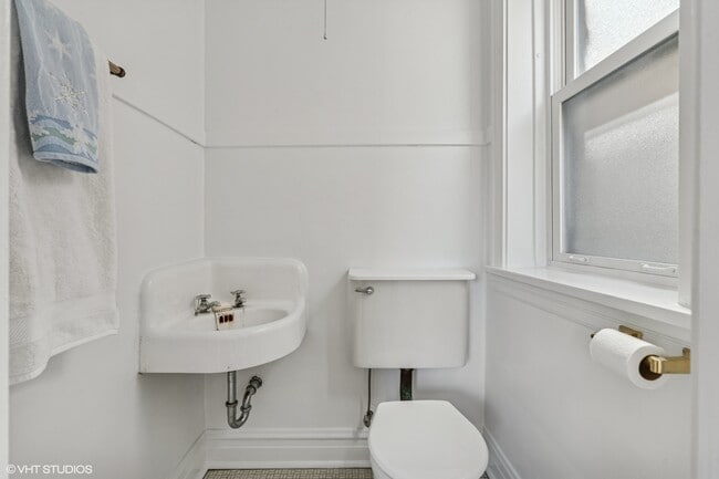 Building Photo - 5146 N Leavitt St