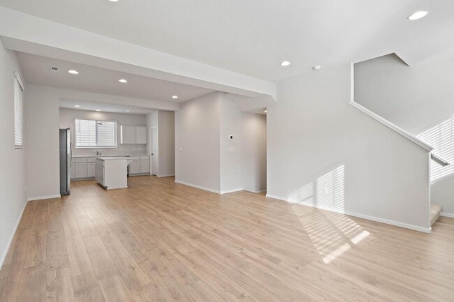 Building Photo - $1K move-in special! Sparkling clean newer 4-bdrm/3.5-bath townhome. 2-car garage, near Forest Park