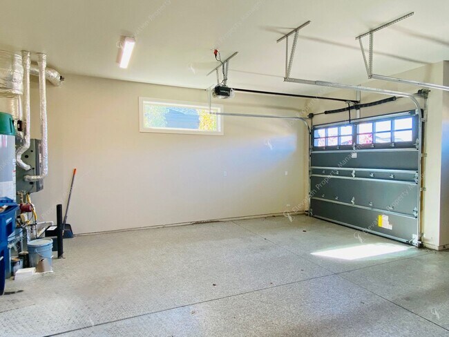 Building Photo - Luxury Single-Level 3BR - 3.5BA Living in Tetherow