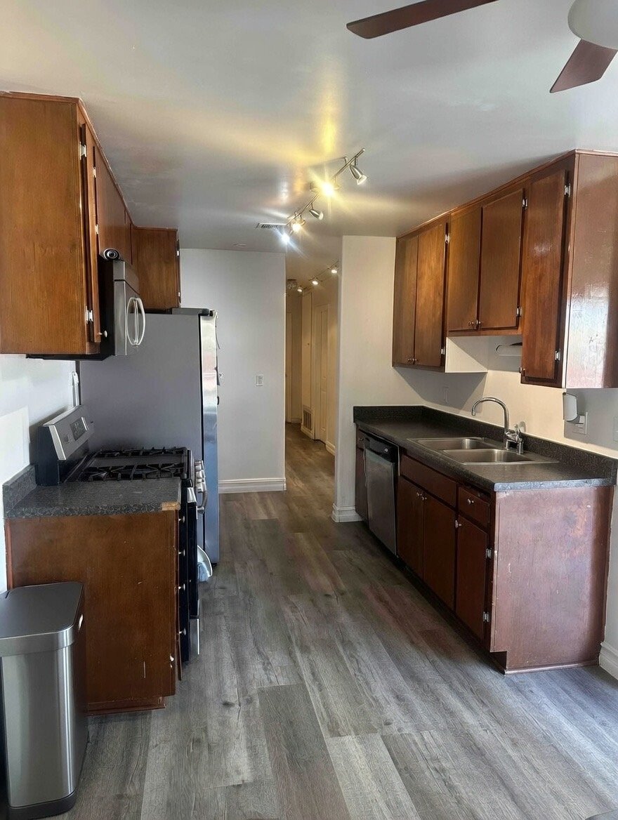 Building Photo - 583 Charlotte Dr