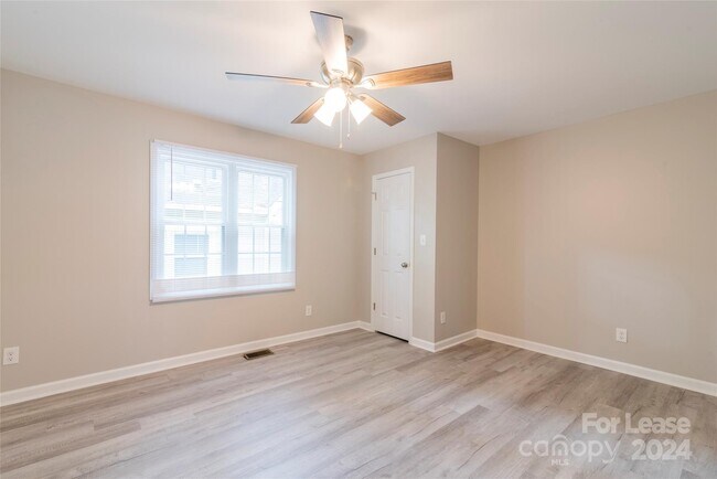 Building Photo - 2336 Barry St