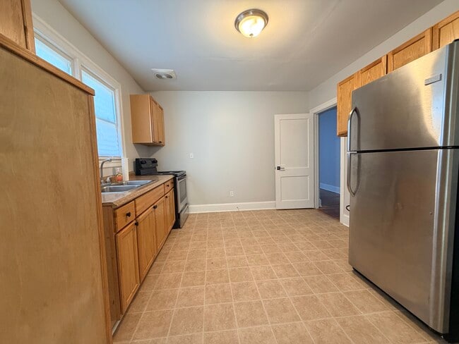 Building Photo - 104 Sycamore St