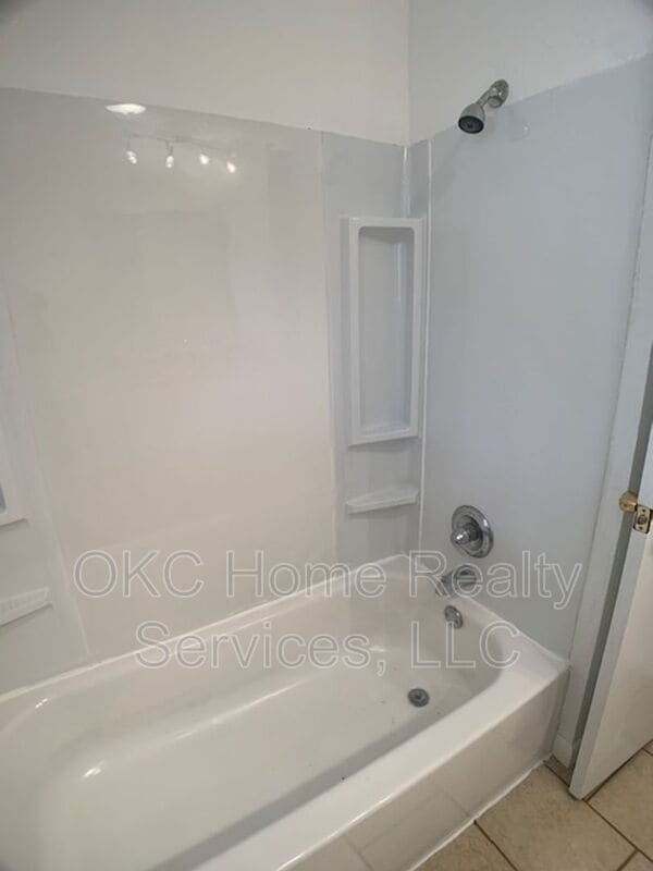 Building Photo - 2808 N Ditmer Rd