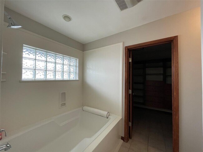 Building Photo - 3229 Westridge St