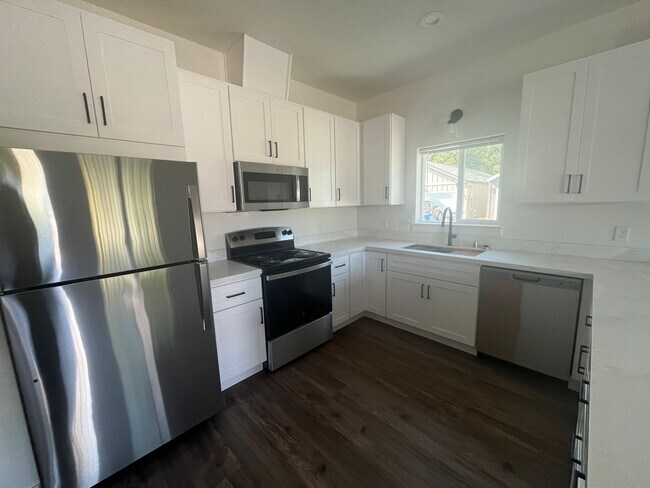 Building Photo - Newly built homes with City of Redding solar!