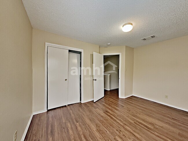 Building Photo - 8131 Cheryl Meadow Dr