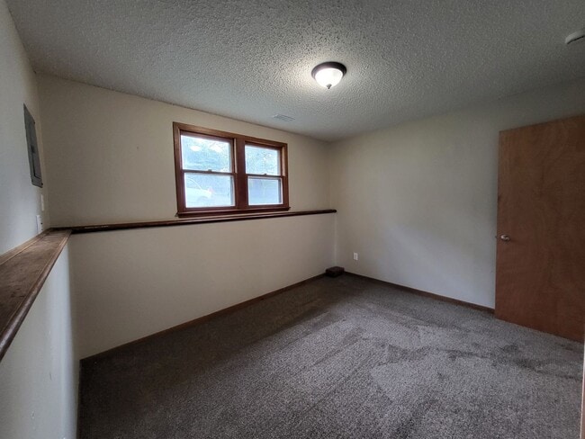 Building Photo - Spacious 4 bedroom home!