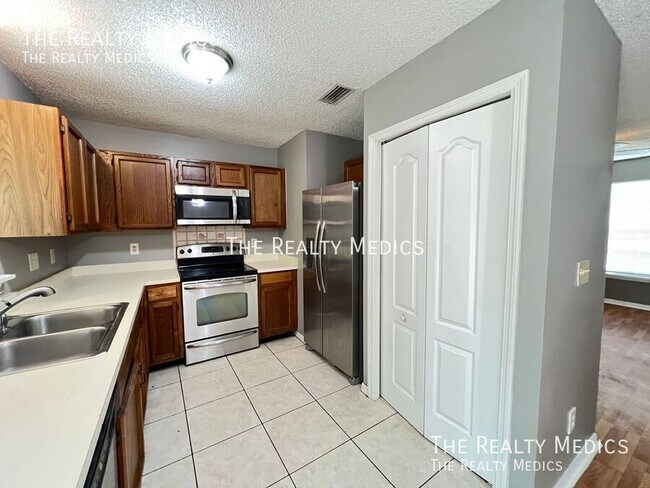 Building Photo - 109 E Osceola St