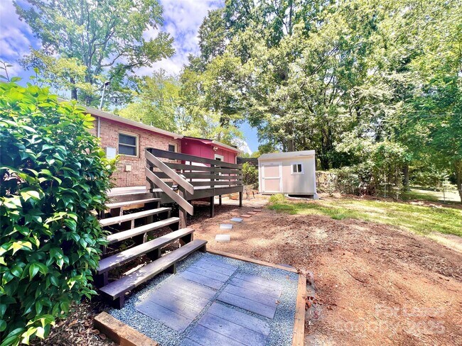 Building Photo - 323 Frank Dr