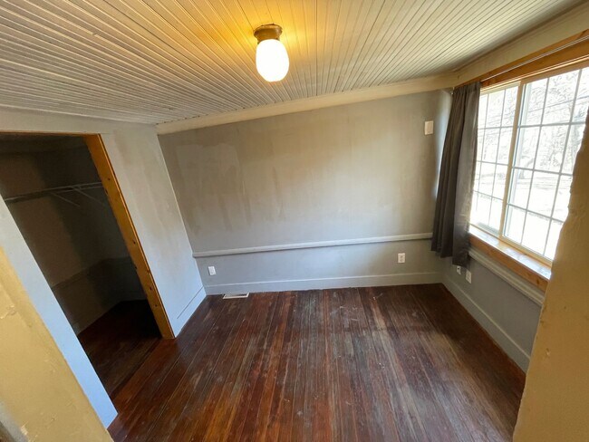 Building Photo - Bright and spacious 1 bedroom apartment