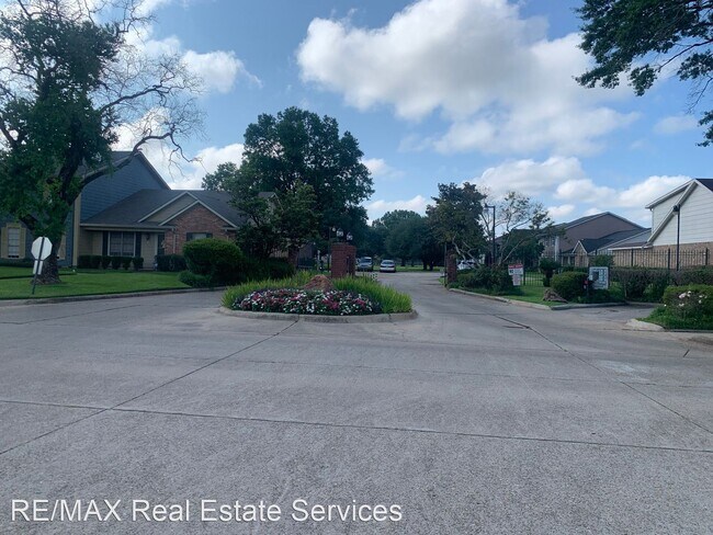 Building Photo - 3 br, 2.5 bath House - 10020 Heritage Drive