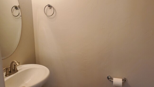 Building Photo - 3 Bed 2.5 Bath Townhome in Bluffdale